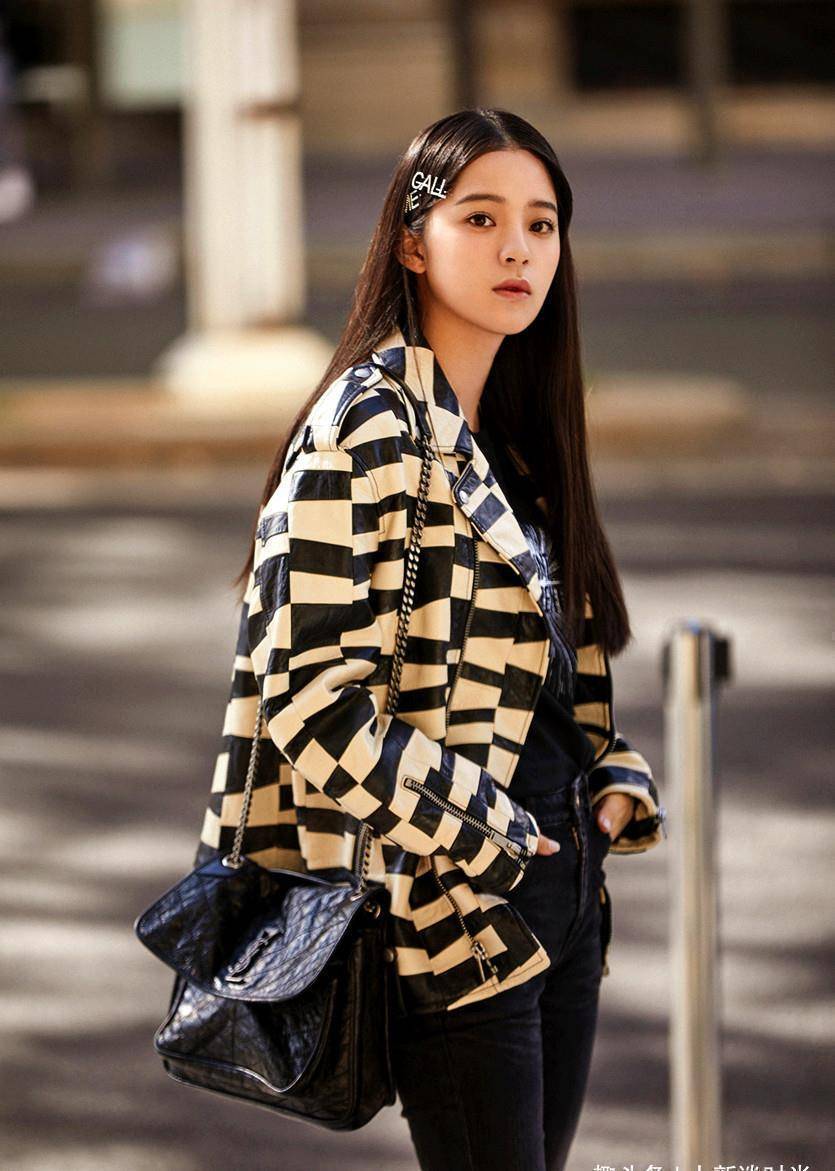 欧阳娜娜长得美就算了,才19岁时尚就这么好,穿吊带薄纱裙太撩人_造型