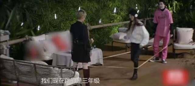 宁静穿高跟鞋跳皮筋毫无压力,与李斯丹妮孟佳再现童年快乐生活_姐姐
