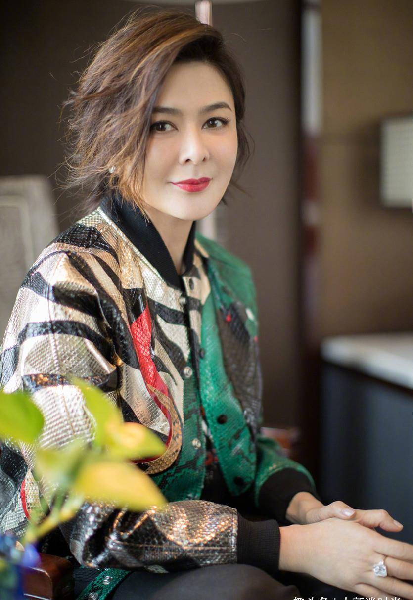 关之琳57岁好时尚!为秀身材深v装故意穿小码,搭配丝袜太抢镜