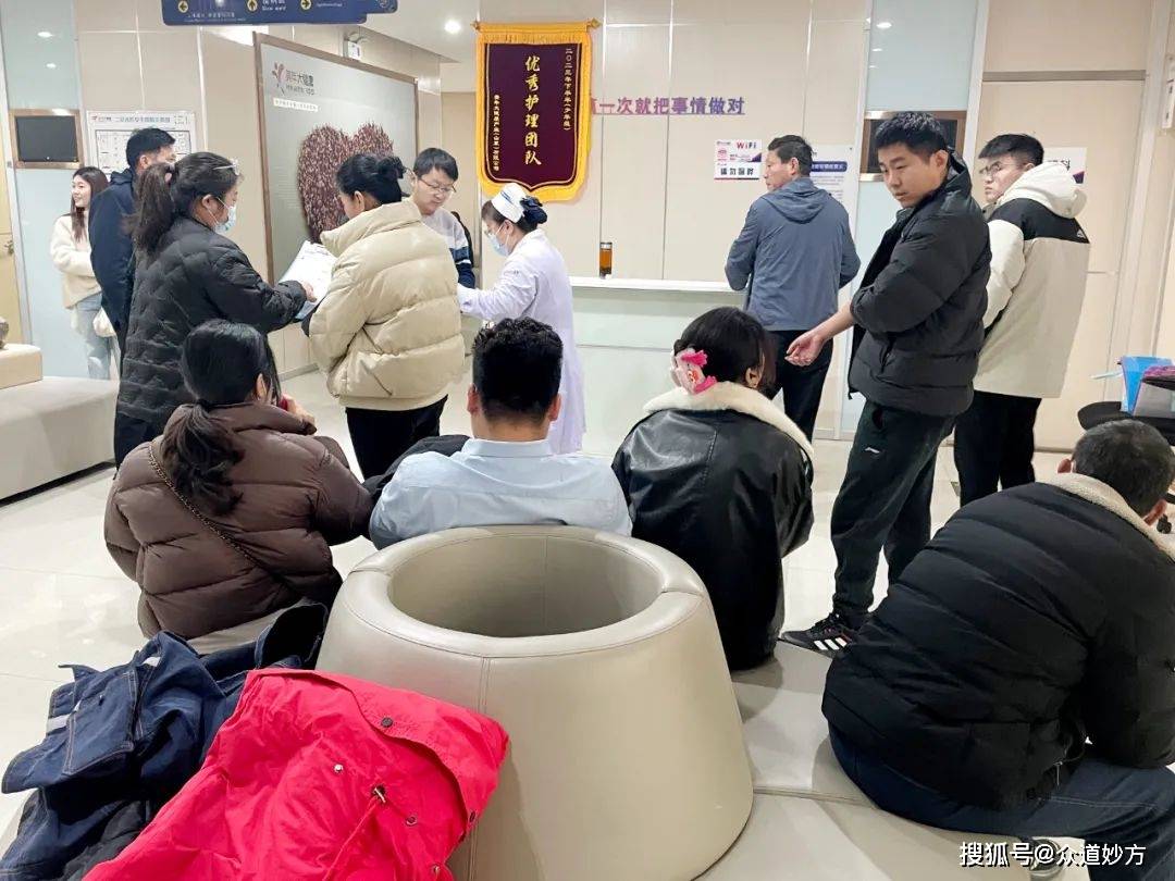 活动现场,大家有序排队依次入场检查.