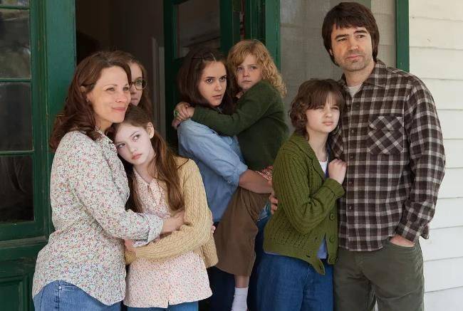 影片中恶灵常常附身于某些物品,而两位驱魔者的加入更是为故事增添了