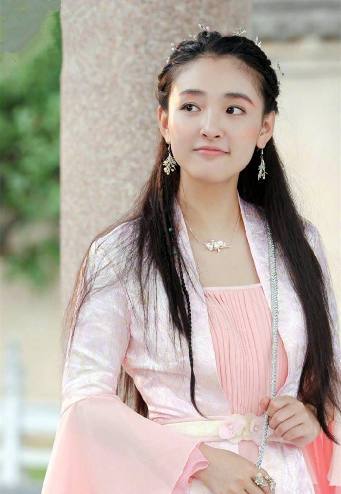 同样是武大校花,黄灿灿就是照骗,可吴倩生完孩子也能灵气逼人_感觉