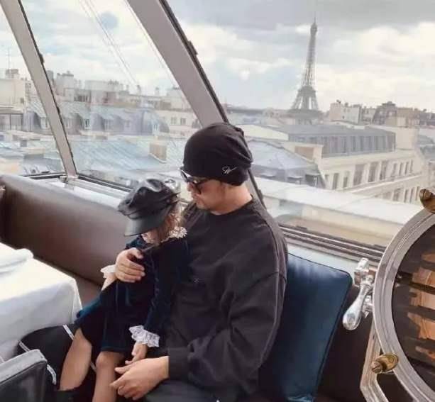 周杰伦晒妇女节晒全家福,看到文案中对昆凌的称呼后,才知道什么叫宠妻