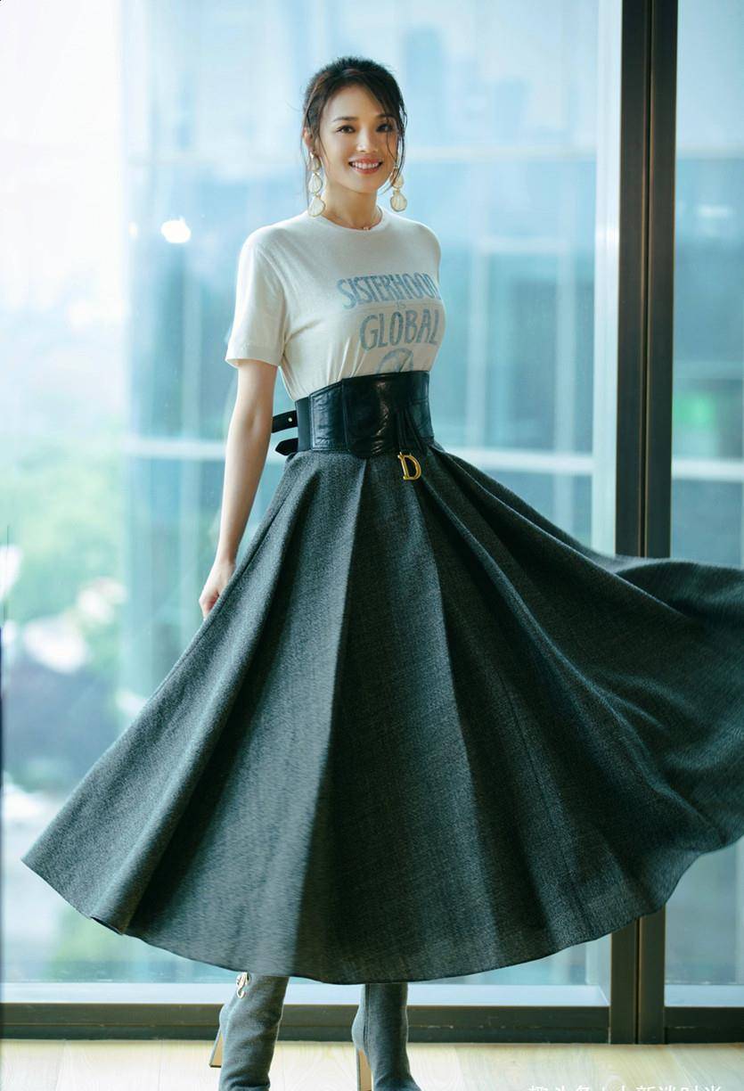 舒淇可真是"人间宠儿",扎麻花辫配红唇,气质太惊艳_显得_时尚_穿着