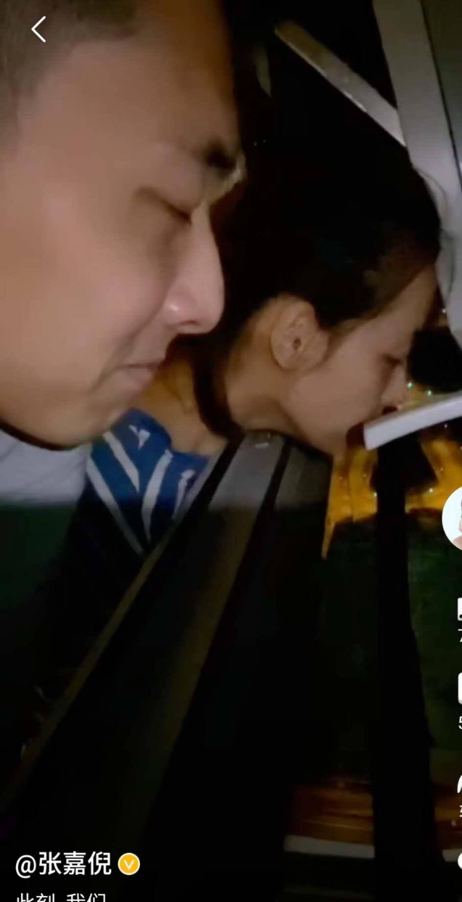 张嘉倪买超连呼吸空气都在撒狗粮,夫妻俩共用一张脸,不要太恩爱_样子