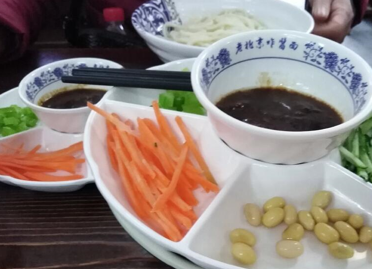除了全聚德烤鸭,又一种老北京美食被外地人吐槽:味道不过如此_炸酱面