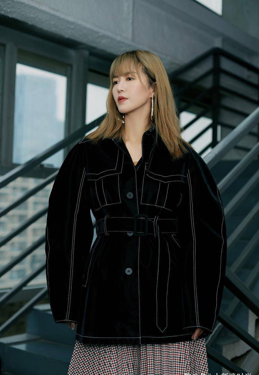 谭维维高调晒健身照,穿健身服拉链只拉一半,37岁身材依旧火辣_连衣裙