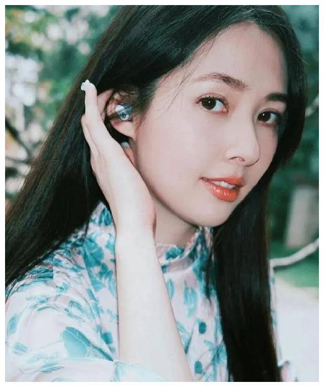 向佐郭碧婷地铁素颜约会 感受二人世界乐趣,尽情享受难得时光.