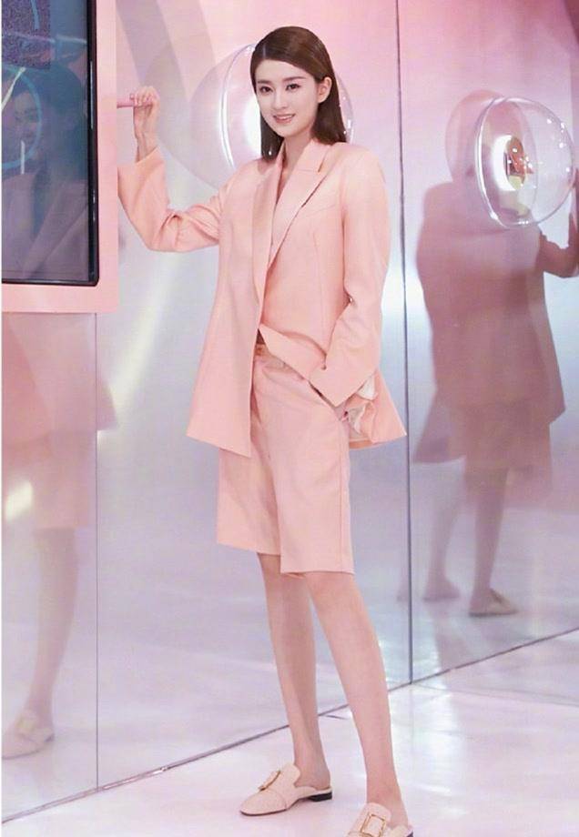 猝不及防的降温,你需要一款西装凹造型,倪妮干练,杨