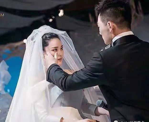 张馨予婚后参演了部队题材的《号手就位》,在发布会上,张馨予被大家