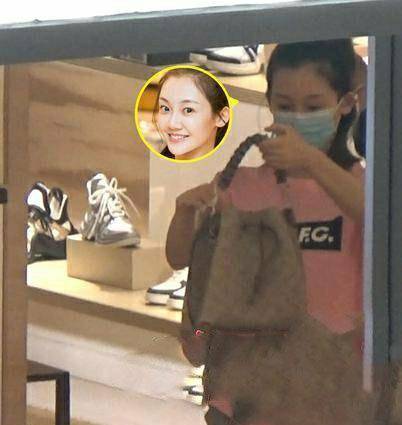 苗苗郑恺被拍现身妇产医院做产检,女方肚子大到遮不住,走路孕味十足