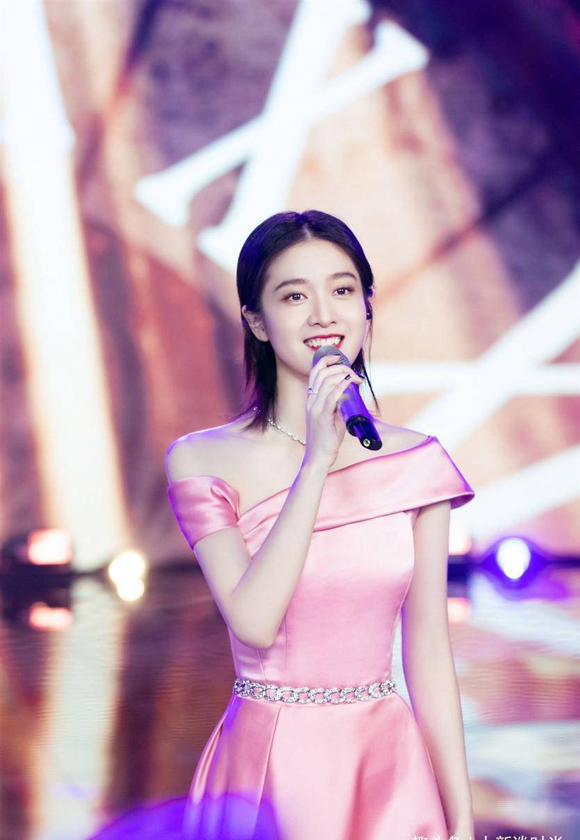 张雪迎22岁就有"宠儿身材",清纯中带着妩媚,穿丝带裙凹凸有致_连衣裙