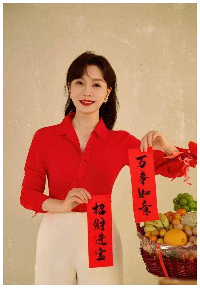 陈数穿上红色汉服,喜迎元宵佳节,身披红袍闪亮登场._红衣_女性_魅力