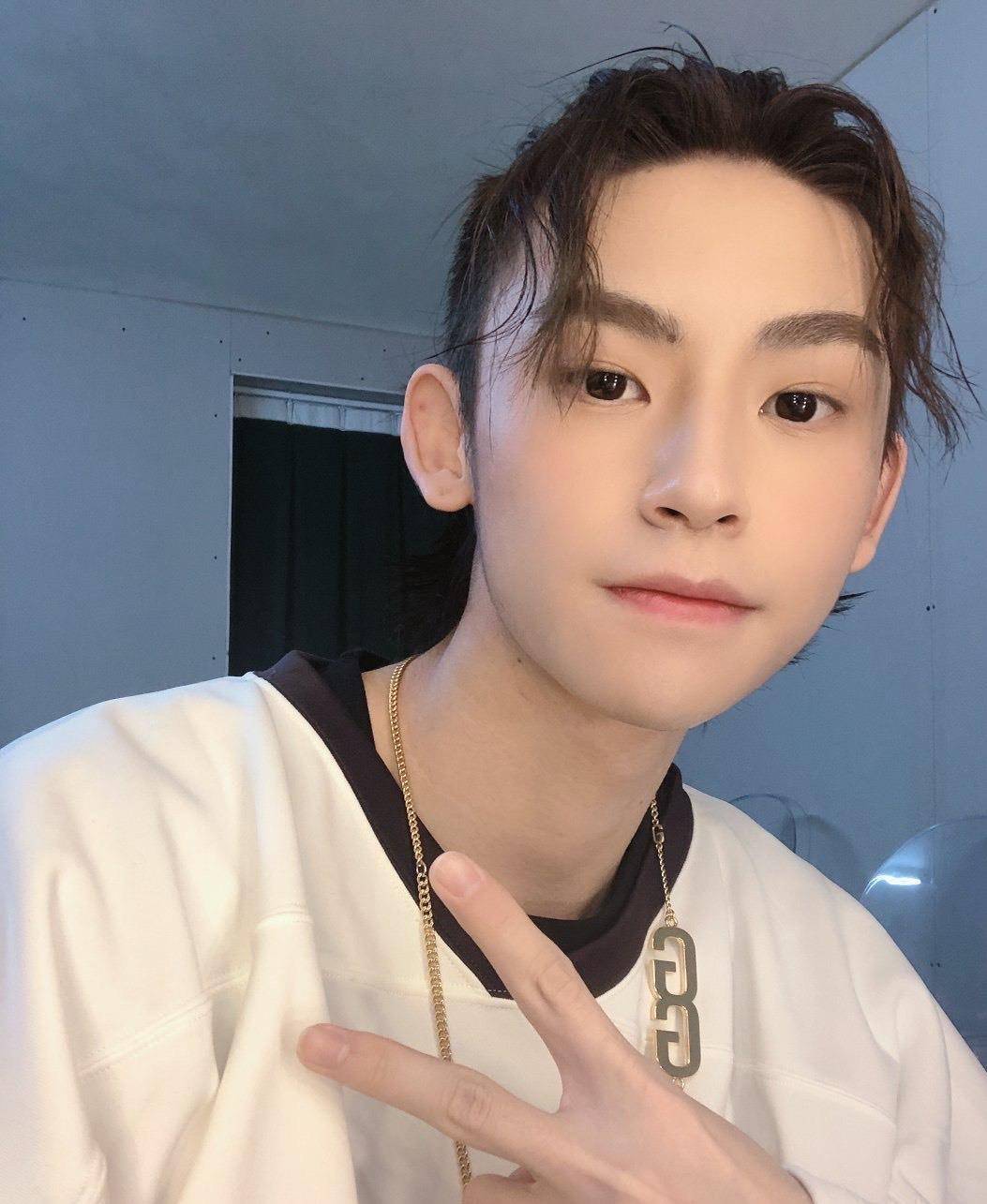 小鬼王琳凯做客李佳琦出镜间,将never拥入怀中,粉丝