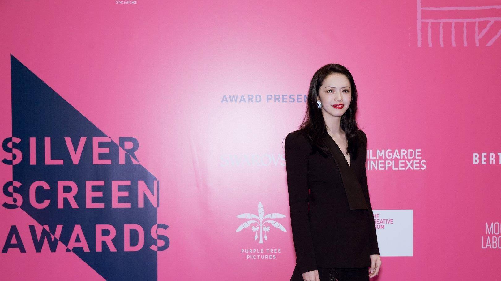 姚晨拍戏间歇玩抓娃娃,穿塑形衣展曼妙曲线,不忘炫耀:成功领回一位新