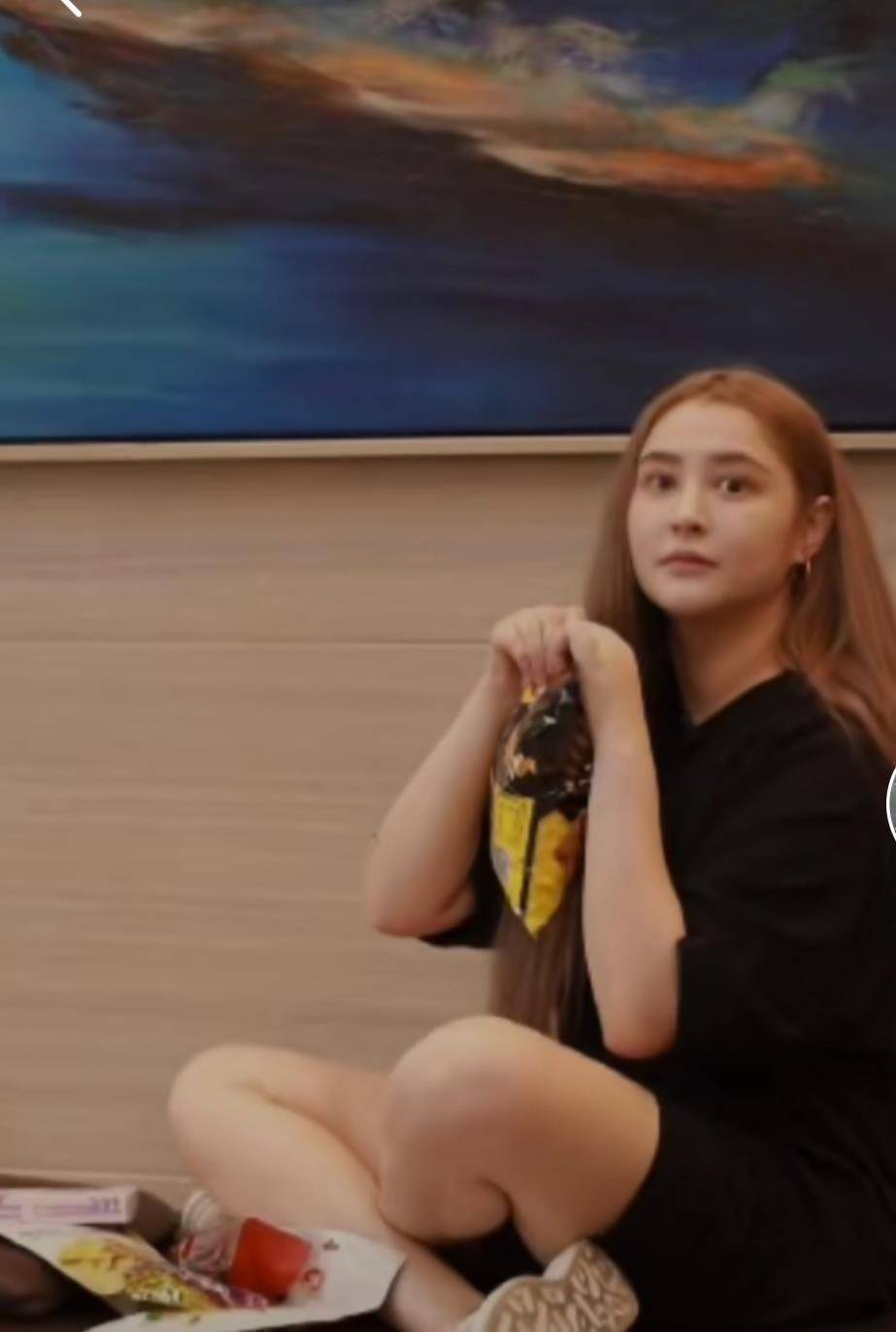 视频一开始,李心艾就相当真诚向网友展现了她变胖40斤后的样子,那个