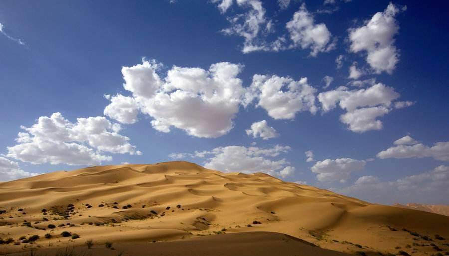 沙漠的沙子有多深,如果把沙子全挖空,那沙漠底下是什么样?