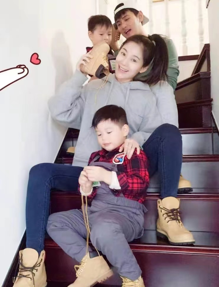 婚后,王媛可生育了一对可爱的双胞胎,孩子继承了父母的好基因,长得