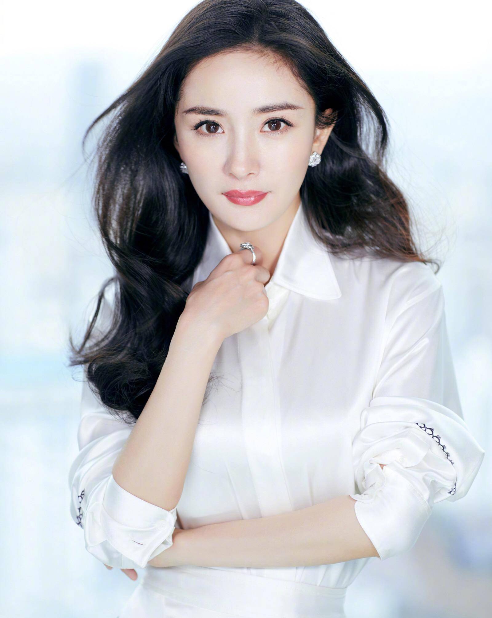 素颜出门可以,没眉毛可不行,赵丽颖,周笔畅都在视眉毛如命啊_宋轶