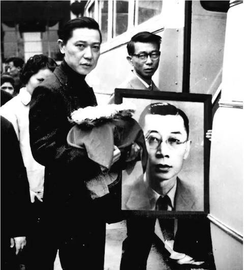 江小燕:19岁毕业,50岁上大学,一辈子错过恋爱,终身未婚_傅雷_骨灰