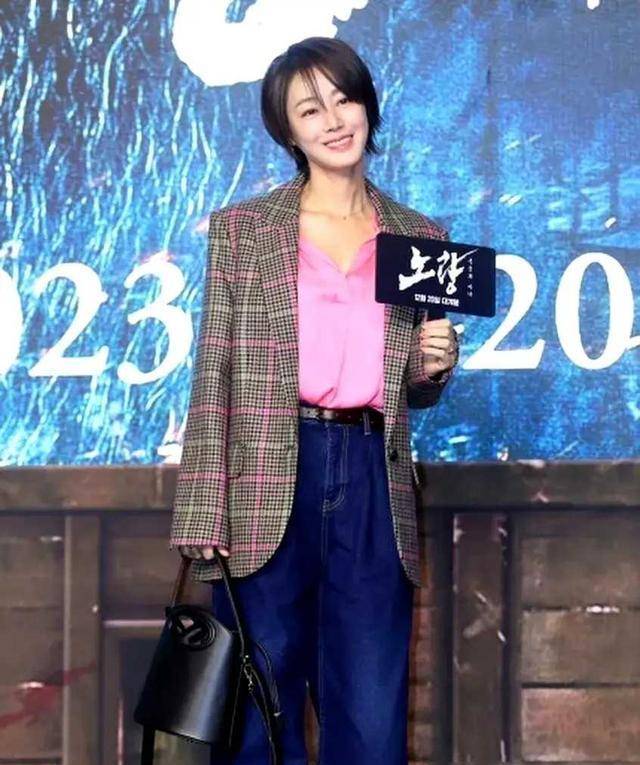 57岁金成玲身材美艳如昔,惊艳四座!新剧即将与宋仲基携手合作