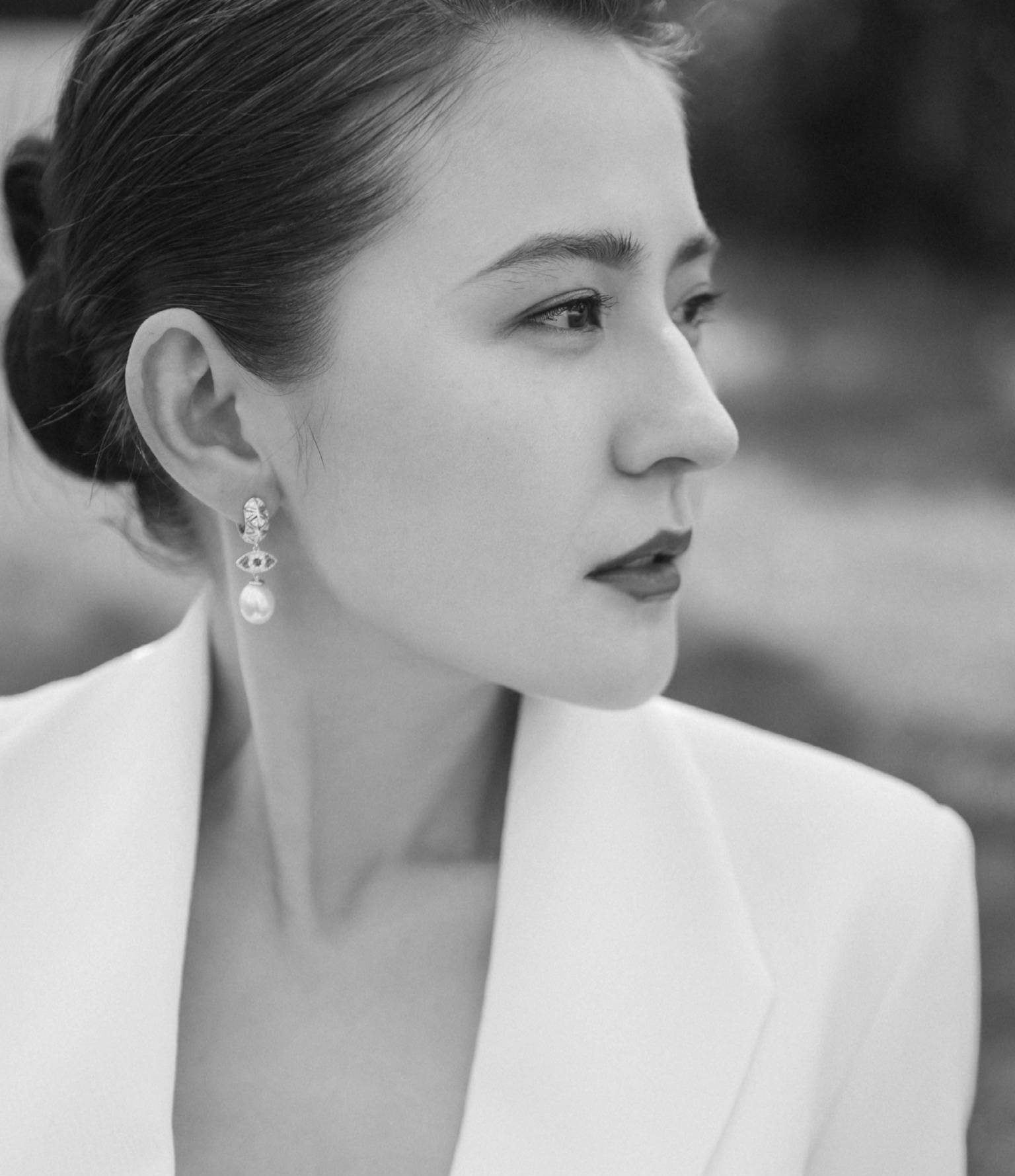 热依扎慈母心泛滥,分享女儿长痣惊喜,小家伙脸白白的,超软糯_女性