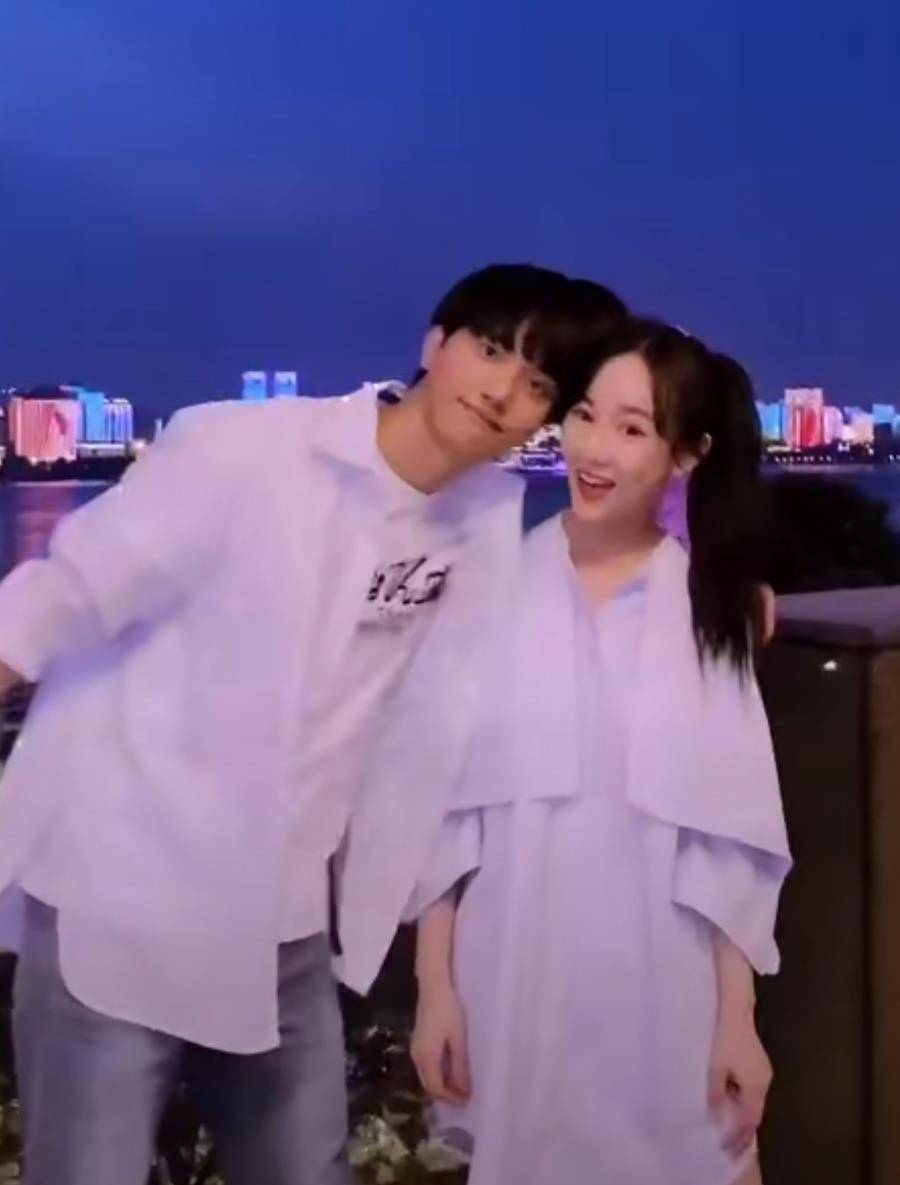 张檬小五疑已订婚在一起,带妈妈入住二人爱房,三人穿睡衣跳舞,俨然成