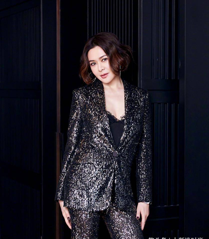 关之琳57岁还有一颗少女心,西装里面穿时尚装,身材依旧很赞_服装_穿着