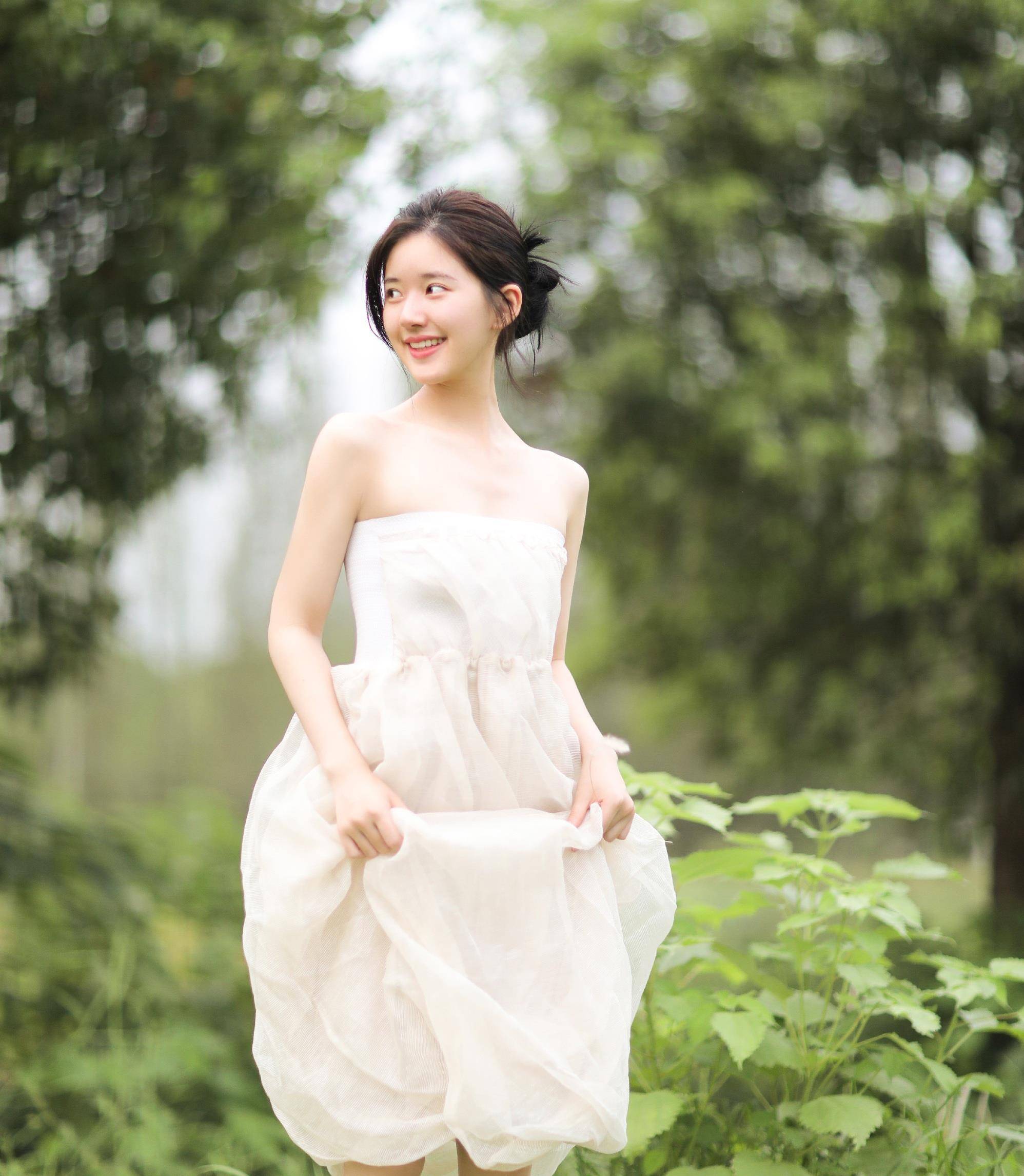 陈小纭变身白雪公主,赵露思笑起来好甜,热巴的迪士尼