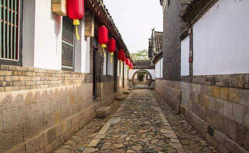 牟氏庄园门票平时12元/人,节假日30元/人.有兴趣的朋友可以去看看!