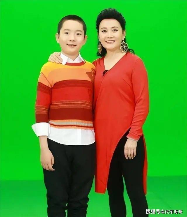 值得一提的是,娜仁花的儿子学会的第一句话不是"爸爸妈妈",而是"爱你"