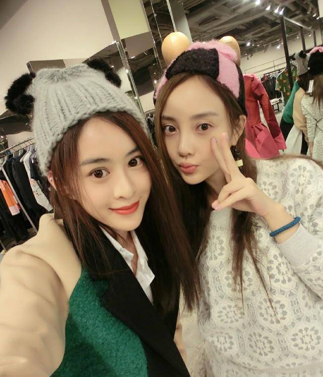 李小璐打造梦幻公主生日趴,获友人陪伴感动落泪,身后一白t男子意外入