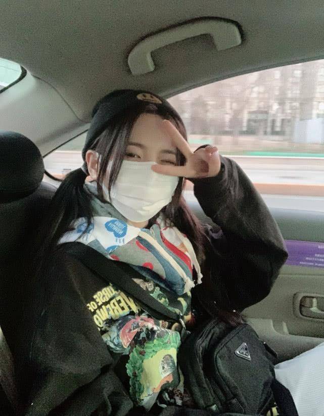 杨超越牙疼疼到上头彻夜未眠,但也阻止不了耍酷,全副武装的酷女孩