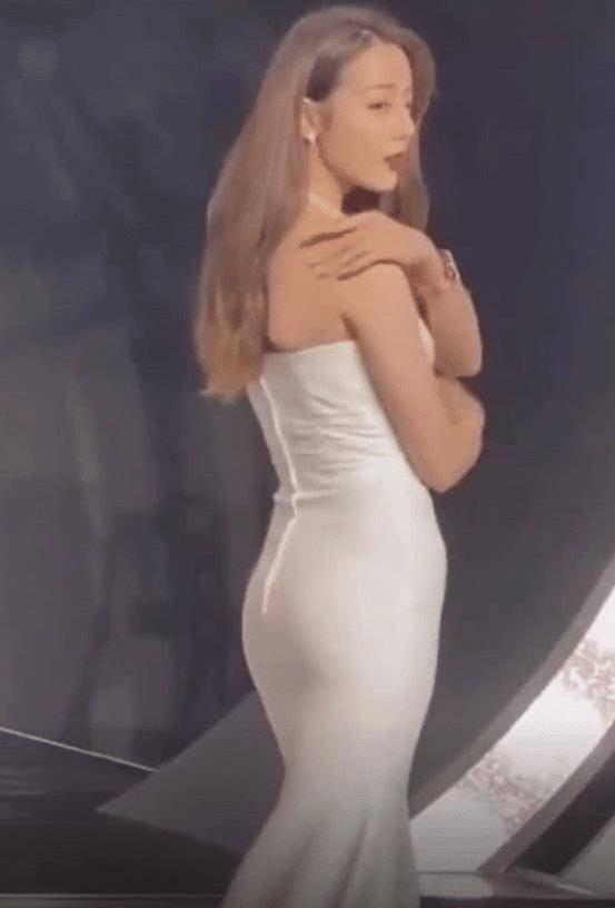 当她侧身拍照那一刻,蝴蝶臀藏不住了_身材_方面_的比例