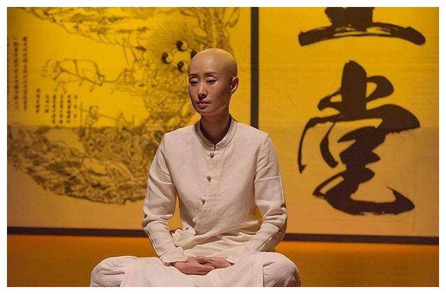 原创刘敏涛素衣光头惊艳亮相飒爽不羁无视他人目光