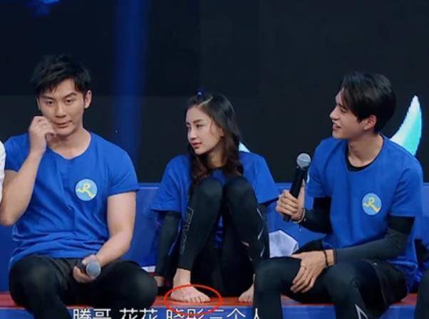 杨颖综艺中自信露出小蛮腰,又甜又飒,看到鞋子:又是42码的脚?