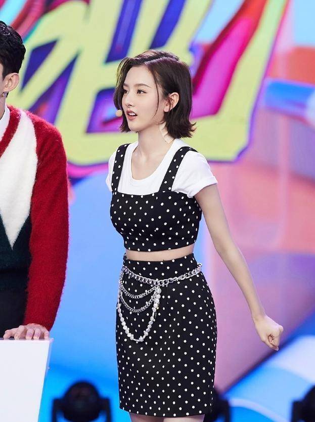 并配文:"康康库存~",其中一张照片就是祖儿与自己宠物狗的合照,身穿