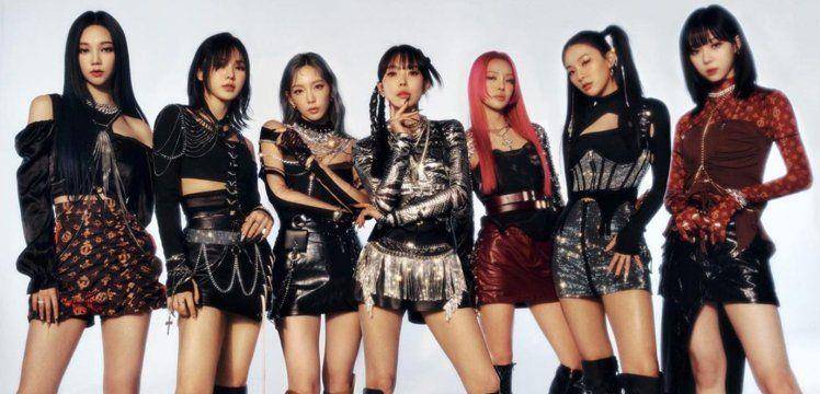 其中,精灵女王太妍的银色长发,搭配低身材透肤上衣