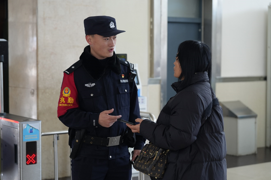 邢台站派出所:民警小范的春运"变形记"_范正鑫_工作_旅客