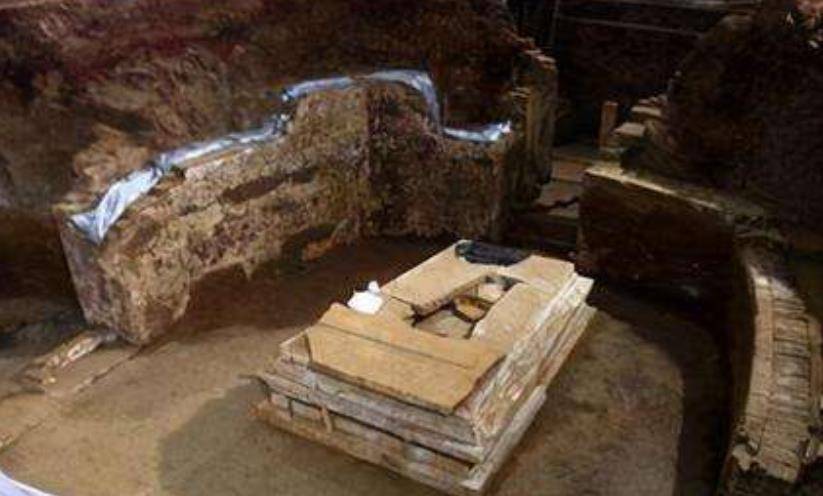 后院的一片空地里种菜,结果却在锄地的时候意外发现了,一口红木棺材