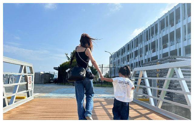 原创陈赫晒妻女背影照张子萱窈窕少女网友疑多心虚