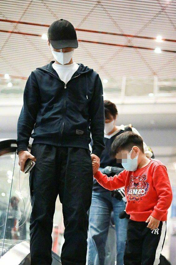 原创陈晓带儿子小星星现身小家伙全程蹦跳不停看着像是个淘气包