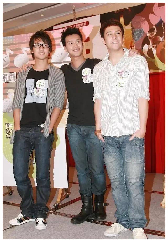 吴浩康主题公园开秀,歌迷支持满满,感受你的改变._家庭_生活_明星