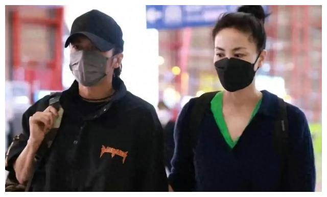 王菲谢霆锋秀恩爱,打扮时尚亲密互动,举止亲昵,甜美十足!