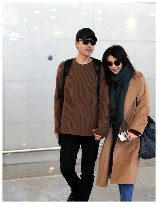 赵又廷扛车扶女儿过马路父爱满满高圆圆个人魅力十足