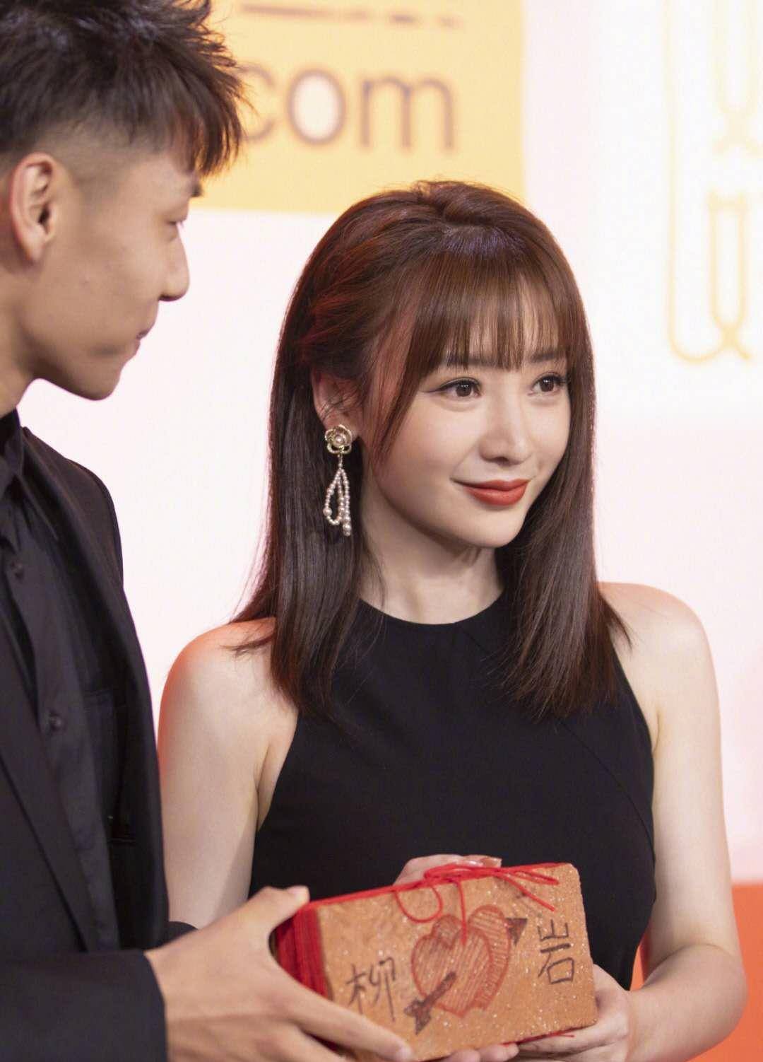 柳岩剪齐肩短发,香槟色抹身材长裙出镜,意外撞脸段奥娟_大鹏_时候