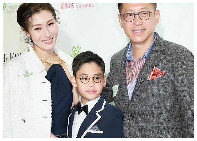 郭柯彤是一位演员,拥有一双灵动可爱的眼睛和迷人的笑容,让人无法抗拒