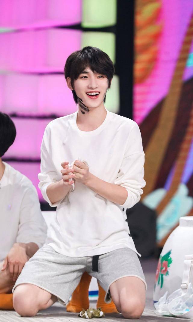 原创快乐大本营对丁程鑫的实力宠爱闭关缺席录制准备礼物高考前发博