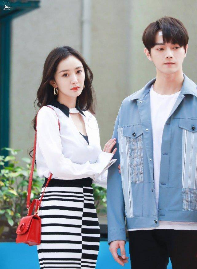 原创杨幂新剧路透照曝光身材优越气场超强和许凯同框真的没有cp感