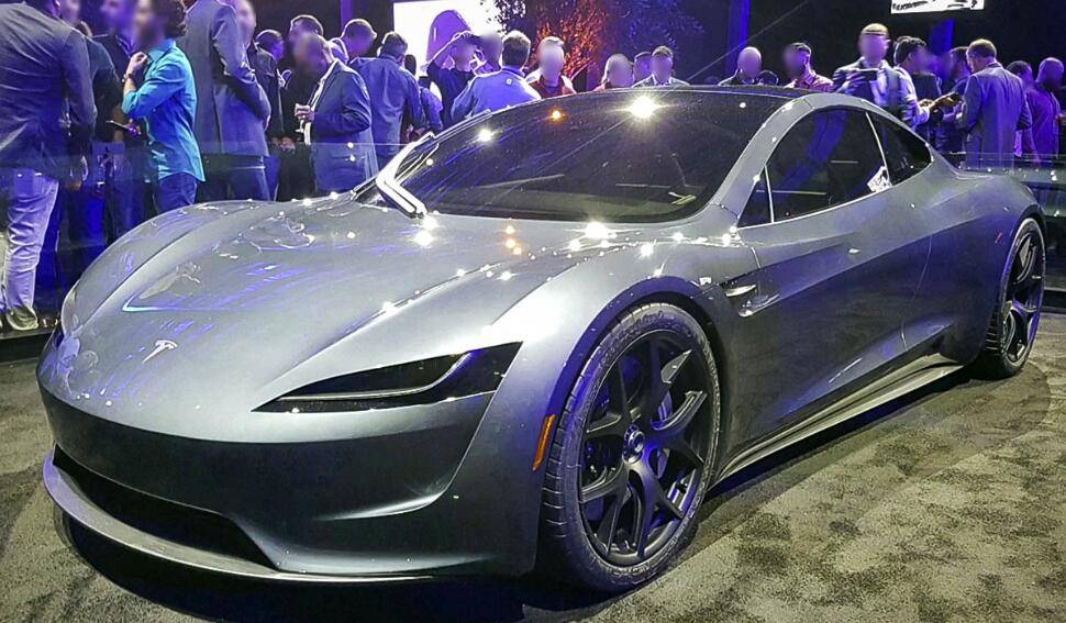 除了性能上的突破,新款roadster在设计和配置上也进行了全面升级.